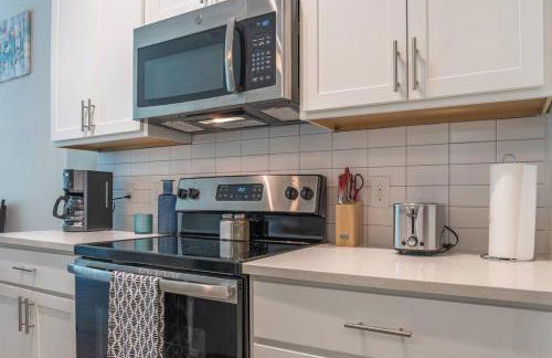 Beautiful RiverWalk Apt with Full Amenities, King Bed & Free Parking - Foto 4