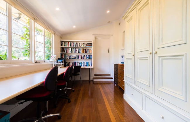 Beautiful 2 Story Manor Close to Beach and all - Foto 25