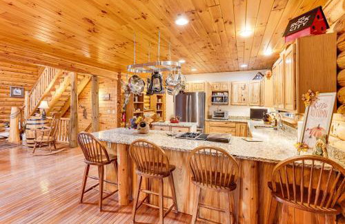 Spacious Log Home with 13 Acres, Ponds and Fire Pit! - Foto 7