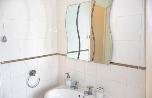 2 Bed Semi - Sleeps 4 - Private Garden & Parking - Quiet Cul De Sac Location - Dog Friendly - Fast Wifi - Close to Motorway Access - Foto 23