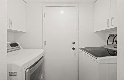 Newly Remodel Luxury Home with Hotel-Like Amenity - Foto 18