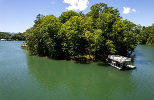 Secluded Lakefront Escape w Private Dock, 600ft Shoreline and Views, Sleeps 13 - Foto 23