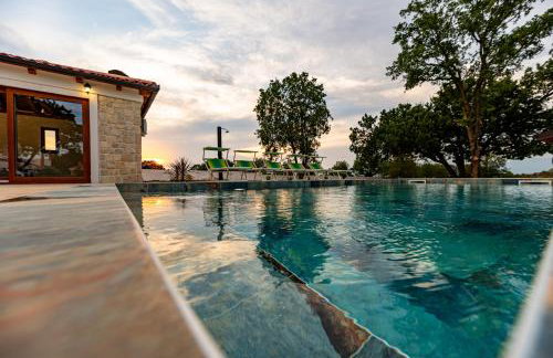 Villa Pietro with a heated Saltwater pool - Photo 19