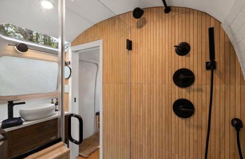 Luxury Airstream w hot tub, king bed, & grill - Foto 14