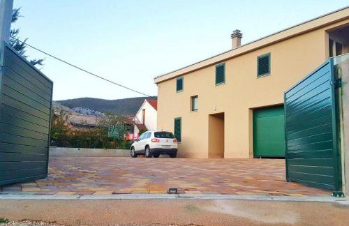 Luxury Villa With Heated Pool, Terrace, and Outdoor Amenities for Relaxation - Foto 34