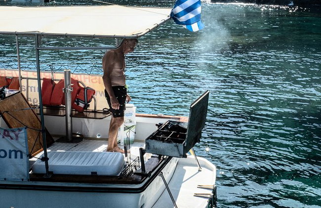 Capitán Manolis Pesca con barbacoa en el barco - Foto 16