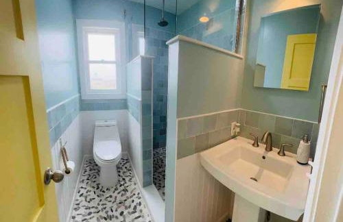 Nautical Endeavors Beach House Steps from Surf - Foto 21