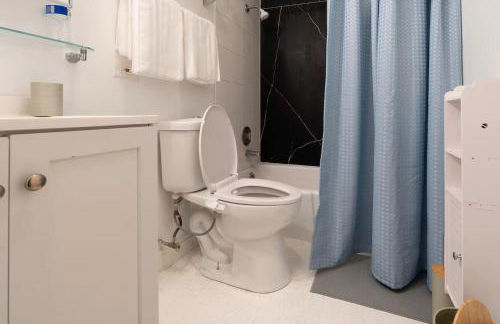 Two Bedroom house in Skokie with full kitchen and parking - Photo 24