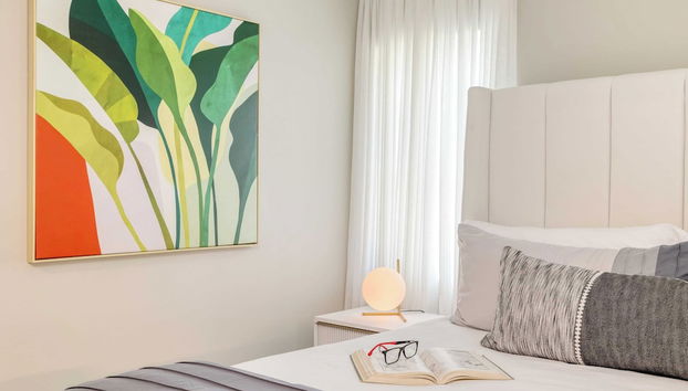 Backyard Pool, Puttinggreen, Playground Modern 5bdr White Agate by Avantstay - Photo 3, Chambre