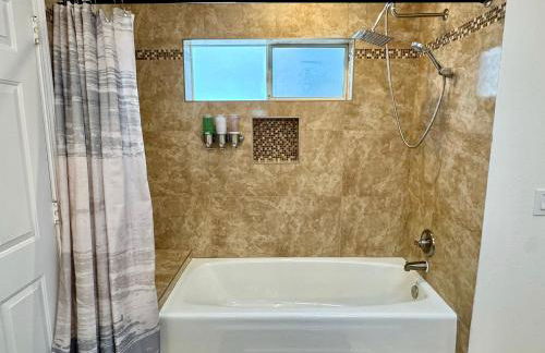 Epic Views, Huge House, Acres of J-Trees to explore, Hot Tub, Pool, AC, and Mini-Golf - Foto 41