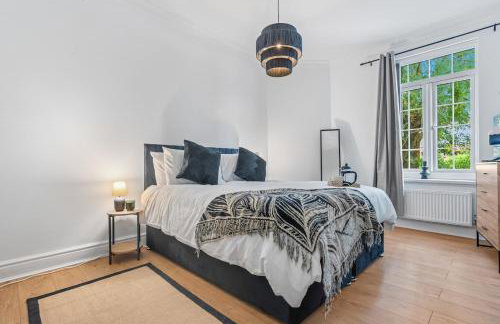 Stylish 4Bed Executive Stay WiFi and Parking - Photo 5