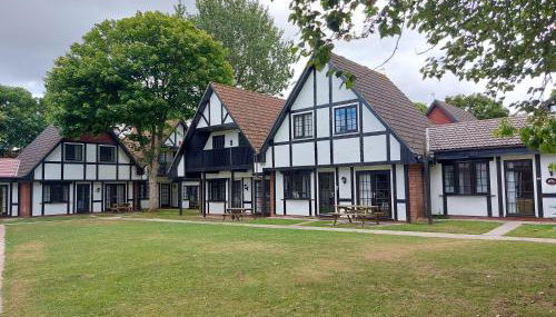 3.9. Tudor Court - Foto 1