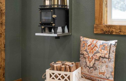 Rustic Cabin Retreat - Cozy Stove & Fresh Eggs - Foto 19