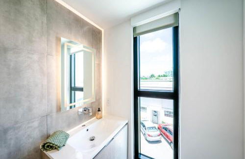 Bayview Villa by Rove Travel - Waterfront with Patio - Foto 41