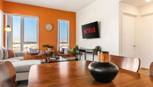 Stylish 2BD Haven with Scenic DTLA Views and Parking - Foto 5