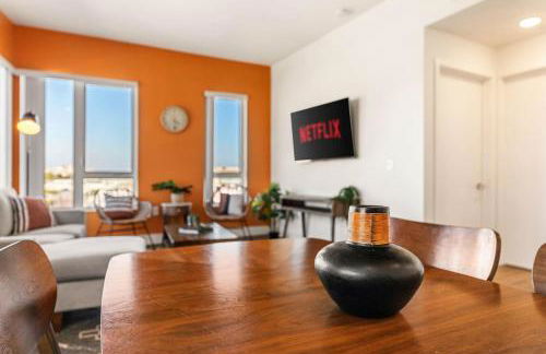 Stylish 2BD Haven with Scenic DTLA Views and Parking - Foto 5
