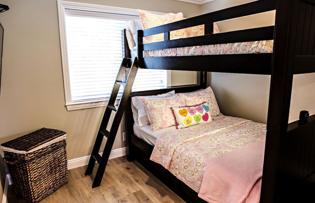 Adorable 3 Bedroom 2 Bath Home - Photo 2