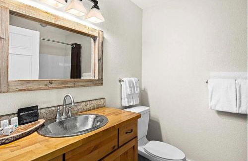 Whispering Pines Lake Views Studio 2 Queen Beds, Heated Pool and Hot Tub - Foto 9