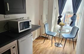 Spacious 2B Apt Zone 2 sleeps 4 F5 - Photo 8