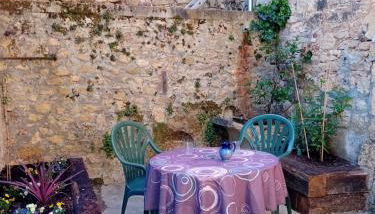 Maison de la Ruelle au cœur de la Bastide de Domme avec cour terrasse - Photo 5