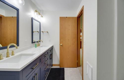 Sandy Beach Family Getaway with Fire Pit and Deck! - Foto 21