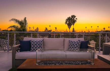 NEW Luxury Concrete Home Just Minutes from the Beach - Foto 44