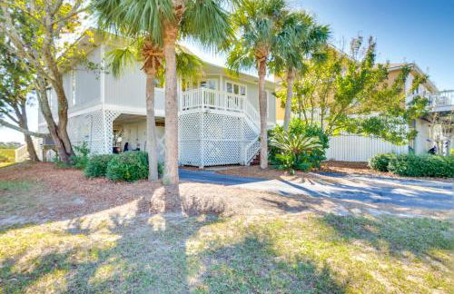 St Helena Island Retreat with Deck Walk to Beach - Foto 25