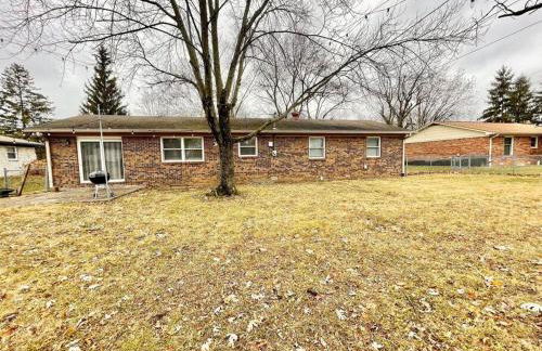Rustic Chic in Charming Center Grove w Fenced Yard - Foto 32