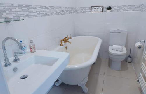 Corner House, Sleeps 8 in 4 Bedrooms, near train station, Great Value! - Photo 14