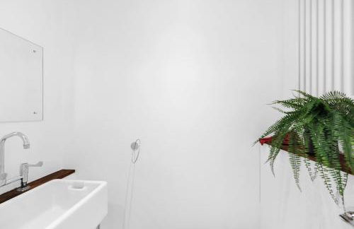 Large Industrial Style 2 Bedroom Apartment Short Term Rental & Flexible Renting Canary Wharf With Free WiFi - Photo 5