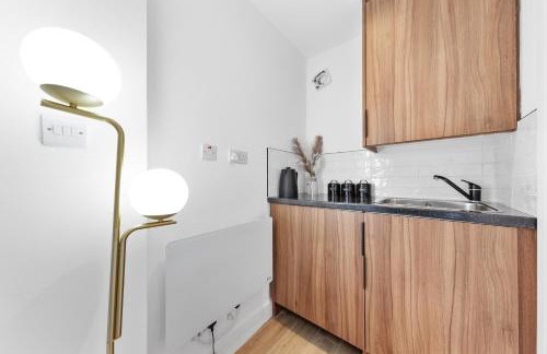 AC & Private Drive Stylish 4BR 5 Beds 8 Guests Wifi And Parking - Photo 22