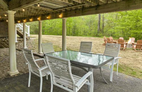 White Mountain Retreat with Theater, Fire Pit, Game Room and River Access - Foto 54