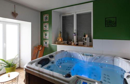 Gîte Chabrignac, jacuzzi et sauna privatif, piscine chauffée partagée, Wifi, salle de jeux - Foto 1