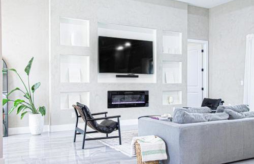 Luxurious Waterfront Home with Heated Pool and Jacuzzi - Foto 22