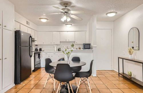 Your 2B Getaway - Walk Dtwn - Sleeps 6 - Pool and Prkg - Foto 17