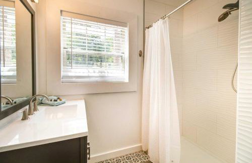 Charming Mountain Home Retreat Walk to Marina! - Foto 26