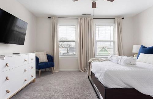 Capitol House - 3 Bed 1 Full and 1 Half Bath, Pet Friendly with Hot Tub walk to Lucas Oil Stadium - Foto 67