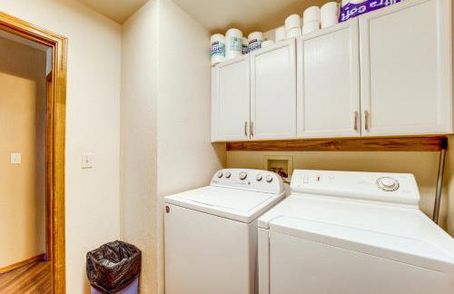 Fire Pit and Wraparound Porch Munds Park Cabin! - Foto 24