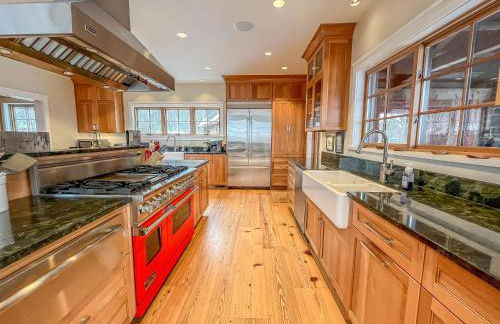 Stunning Luxury Ski-InSki-Out Home w Hot Tub - Foto 8