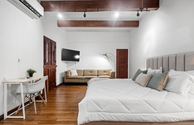 Otium Rentals Penthouse w 2 Terraces - Photo 4