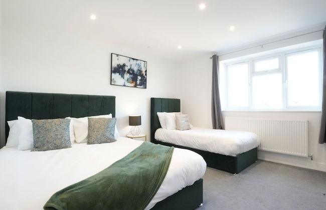 Heathrow Charge and Go - Photo 20