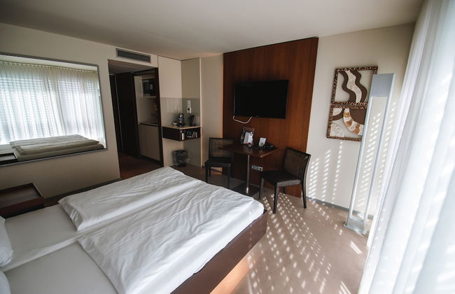 Car by Side - Photo 16