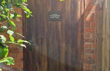 The Nook- Cotswold guest room - Photo 21