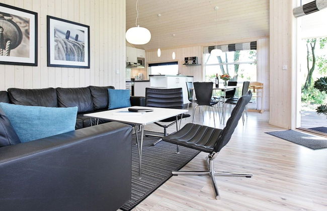 Beautiful Holiday Home With Outdoor Space - Photo 6