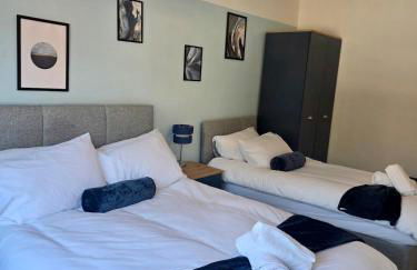 Stylish 3-Bed Home with Parking - Ideal for Long Stays - Photo 9