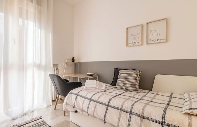 Grey House - Photo 5