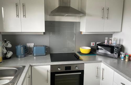 Spacious two bedroom flat, entire property - Photo 2