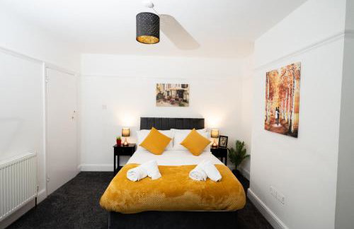 Stylish 4BR House, Sleeps 7, High-Speed Wi-Fi, Long Stay Friendly - Foto 55