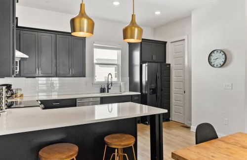 Upscale Townhome 3 miles to Downtown with 2 Car Garage - Foto 21