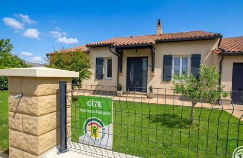 Maison paisible avec terrasse et jardin proche sites préhistoriques - Photo 1